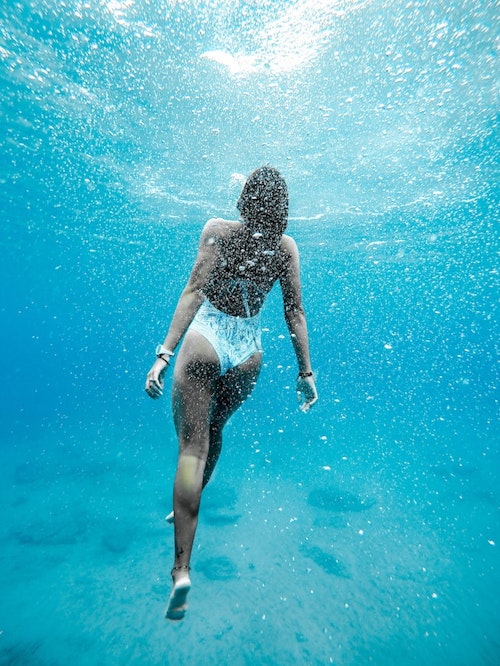 A swimmer using a waterproof watch underwater