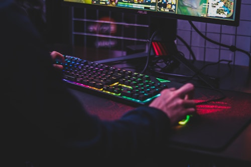 A PS4 gamer with a keyboard and mouse