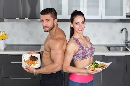 Two bodybuilders eating superfoods for building the muscles