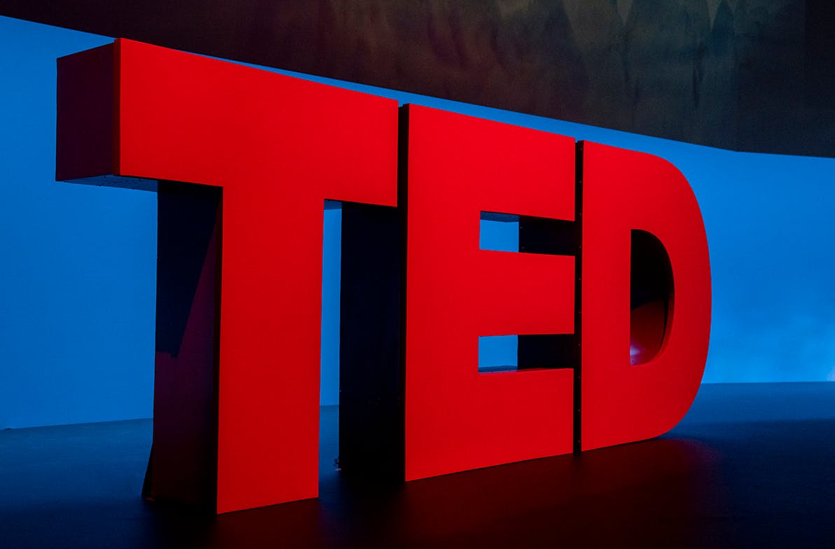 聽TED Talk能幫助英文進步。取自TED talk官網