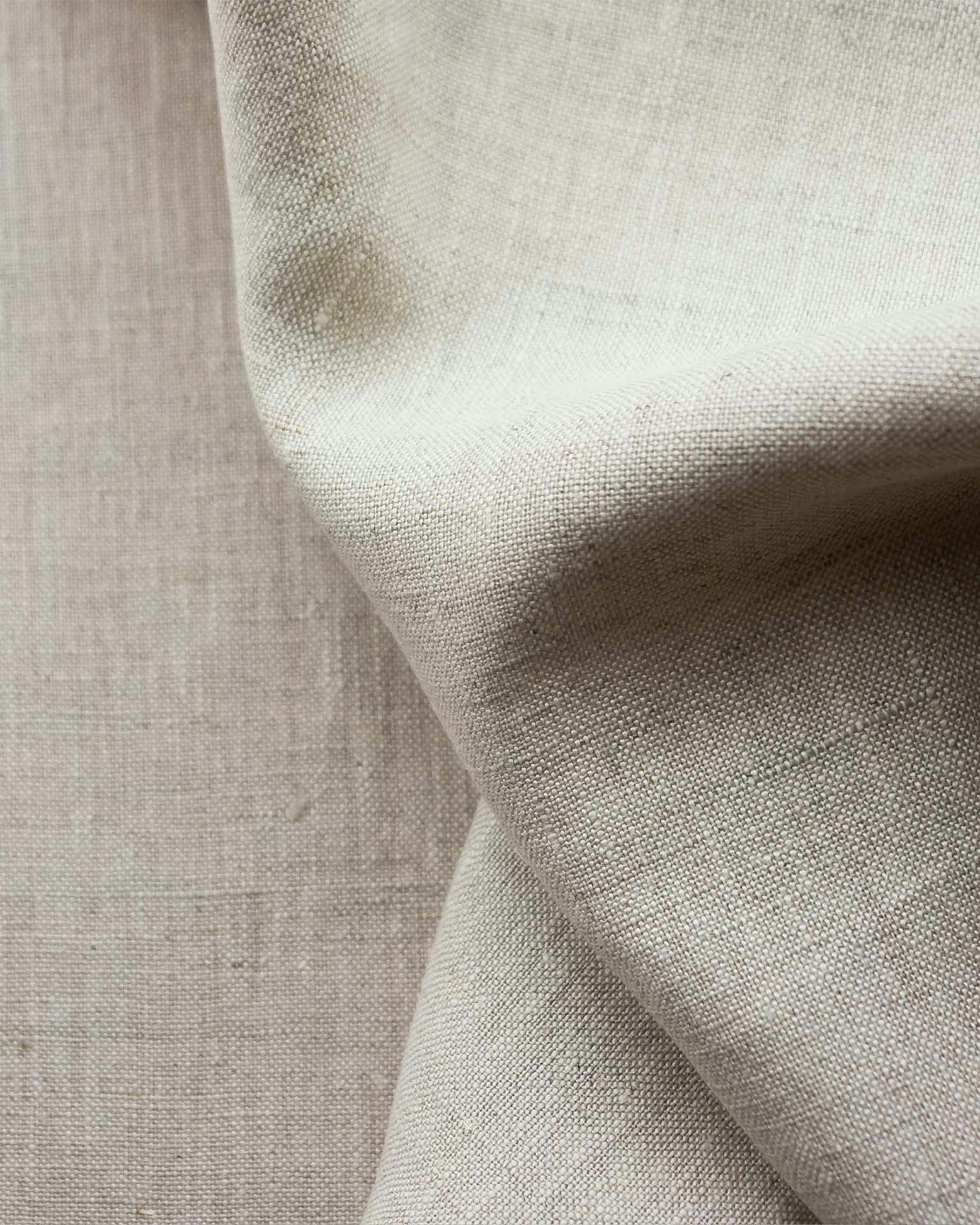 Close-up su una parte di tessuto grezzo color grigio chiaro