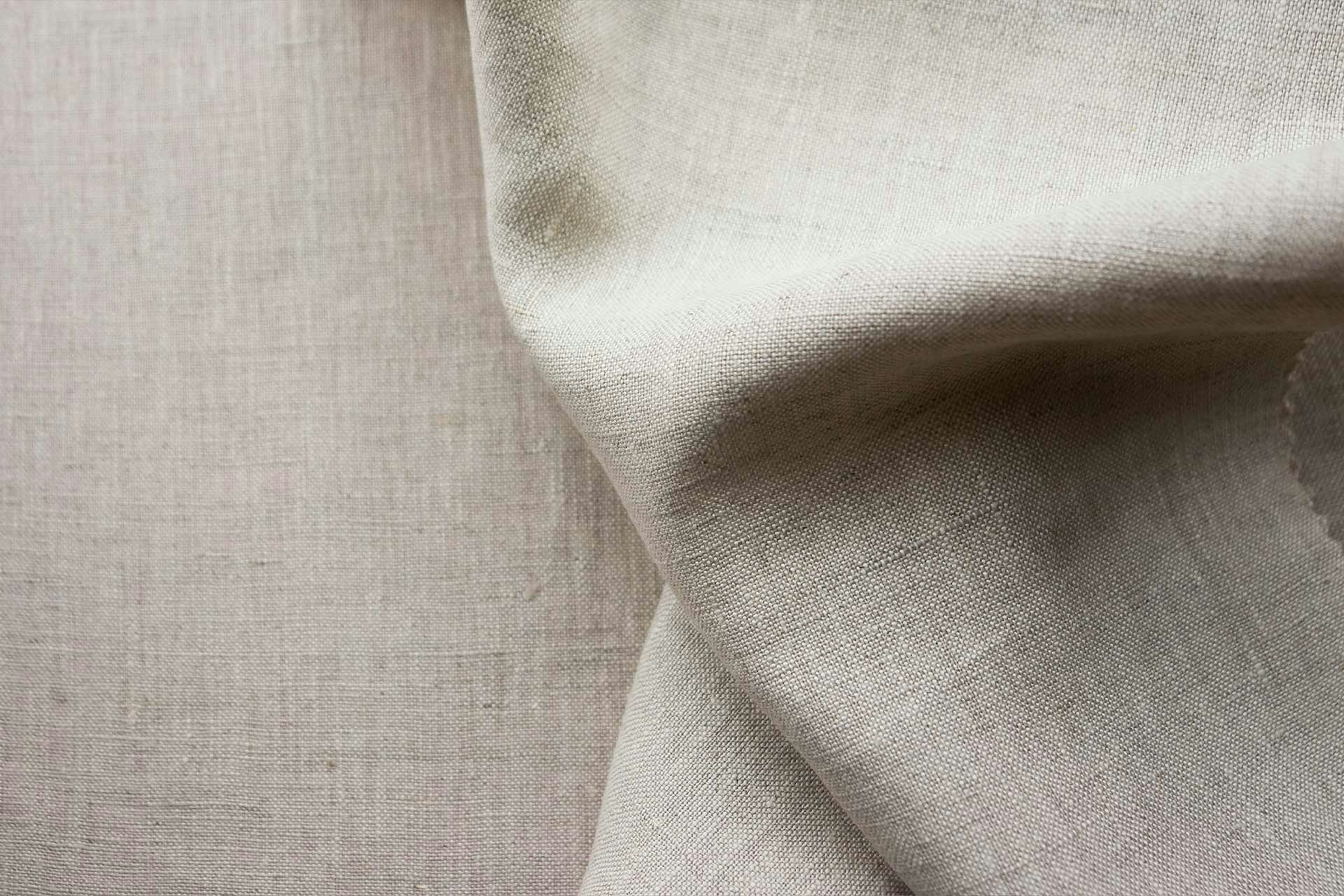 Close-up su una parte di tessuto grezzo color grigio chiaro