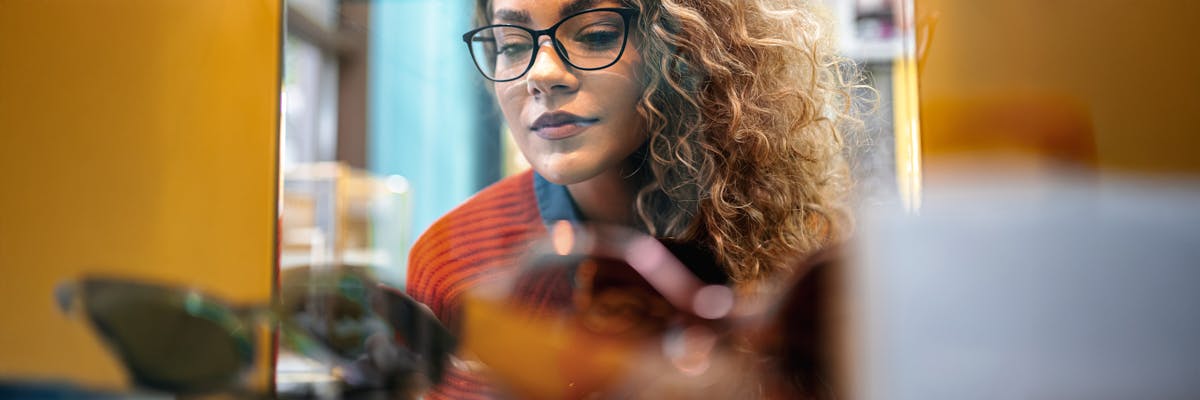 Ragazza che guarda una vetrina