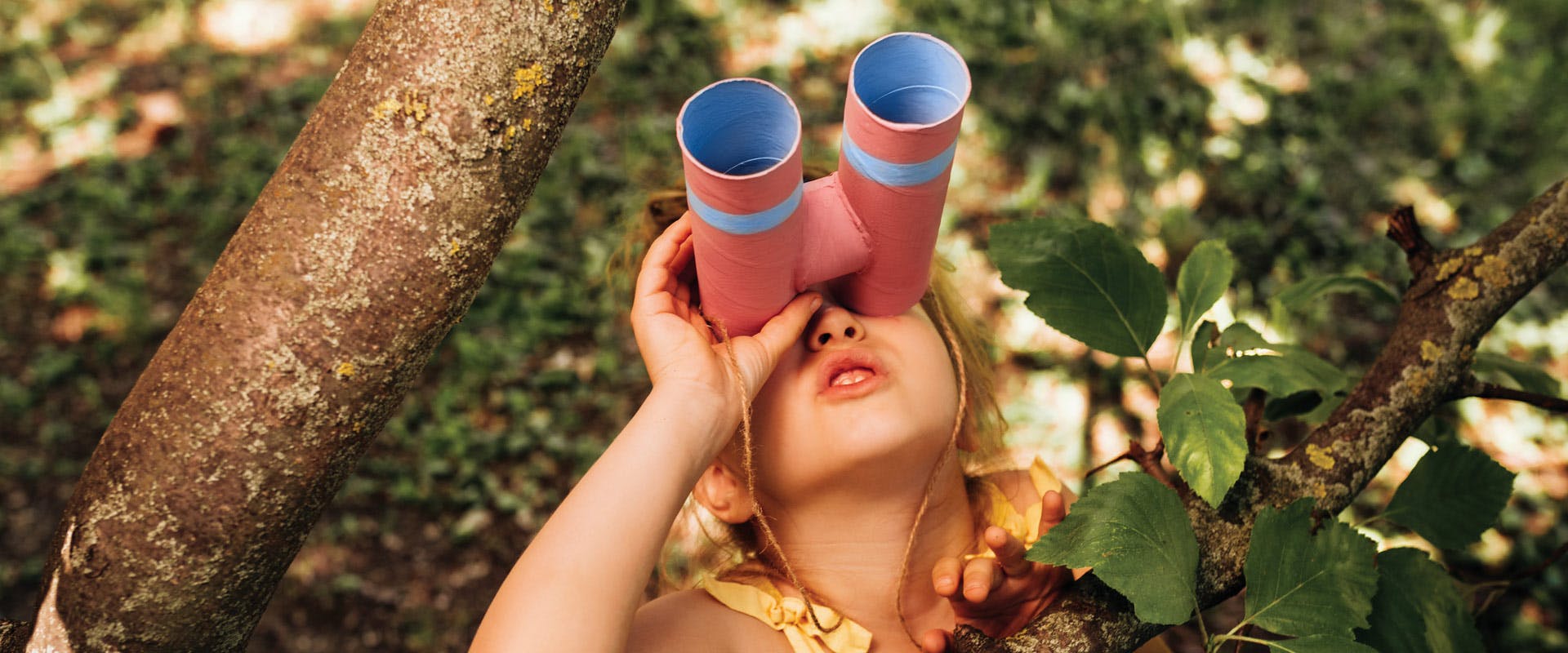 Bambina con binocolo