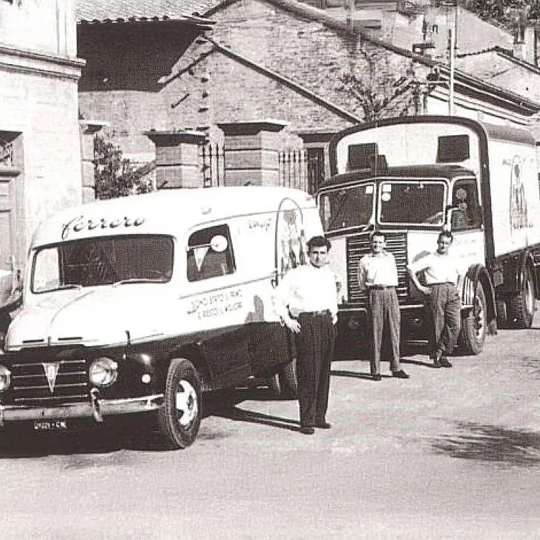 Foto storica in bianco e nero dei furgoncini della Ferrero