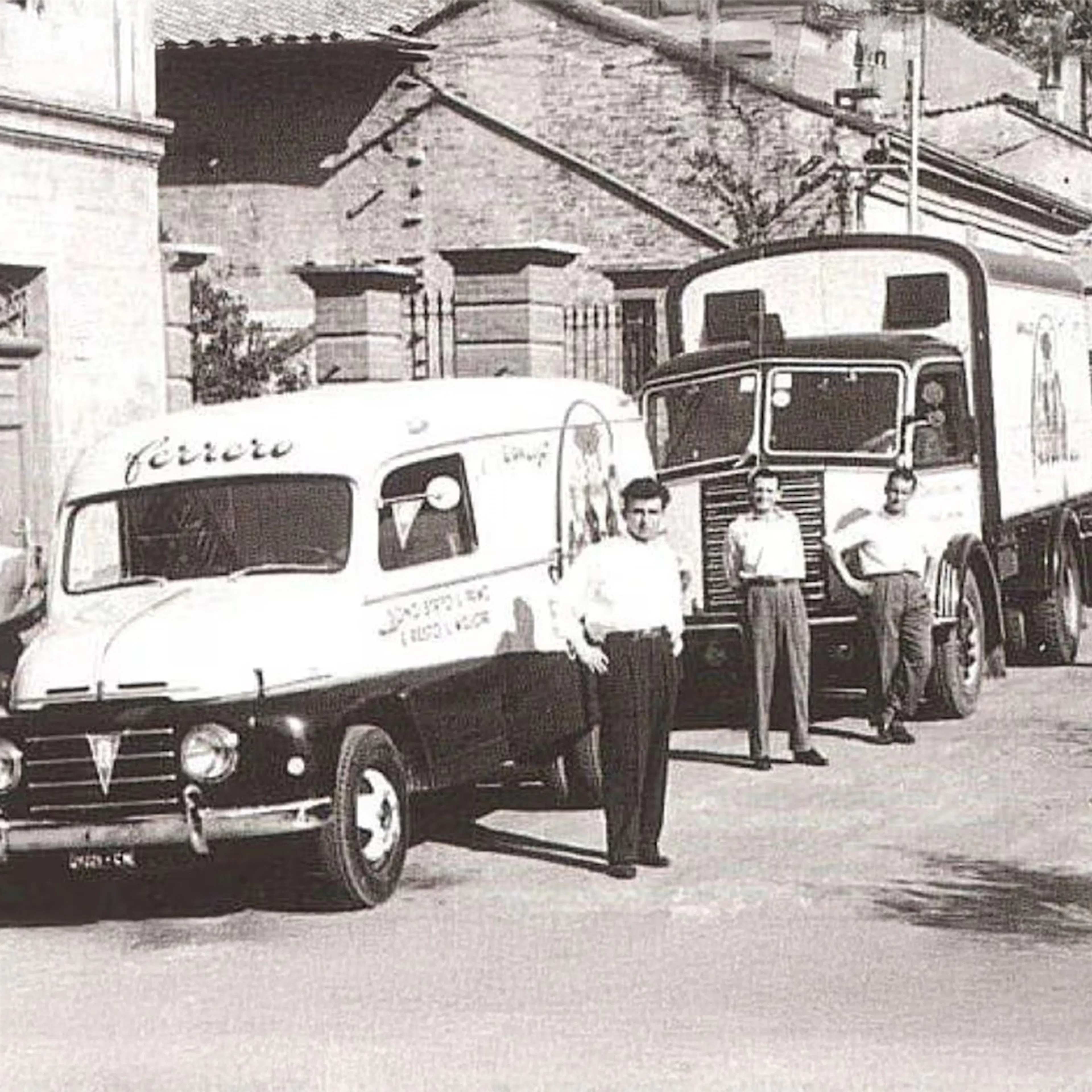 Foto storica in bianco e nero dei furgoncini della Ferrero