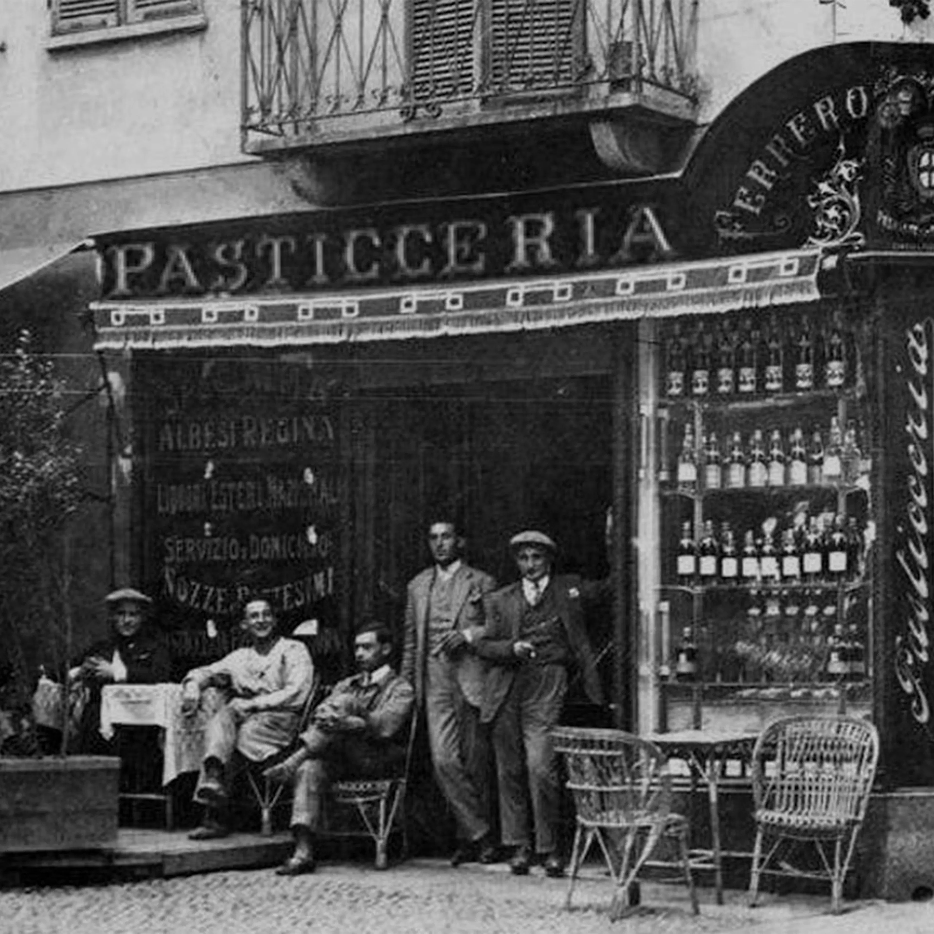 Foto storica in bianco e nero della Pasticceria Ferrero