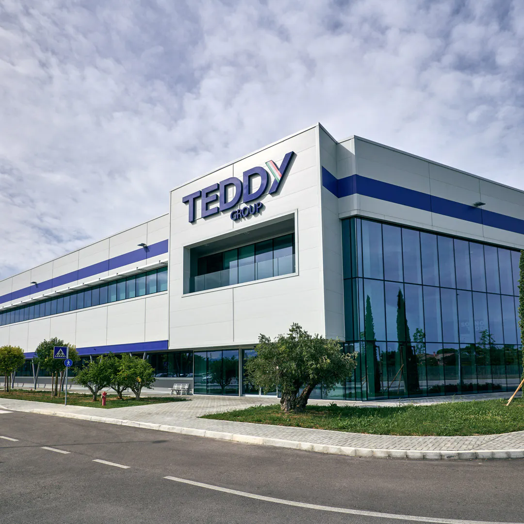 Immagine del polo logistico di Teddy a Gatteo che ritrae l'edificio principale con il grande logo sulla facciata d'ingresso