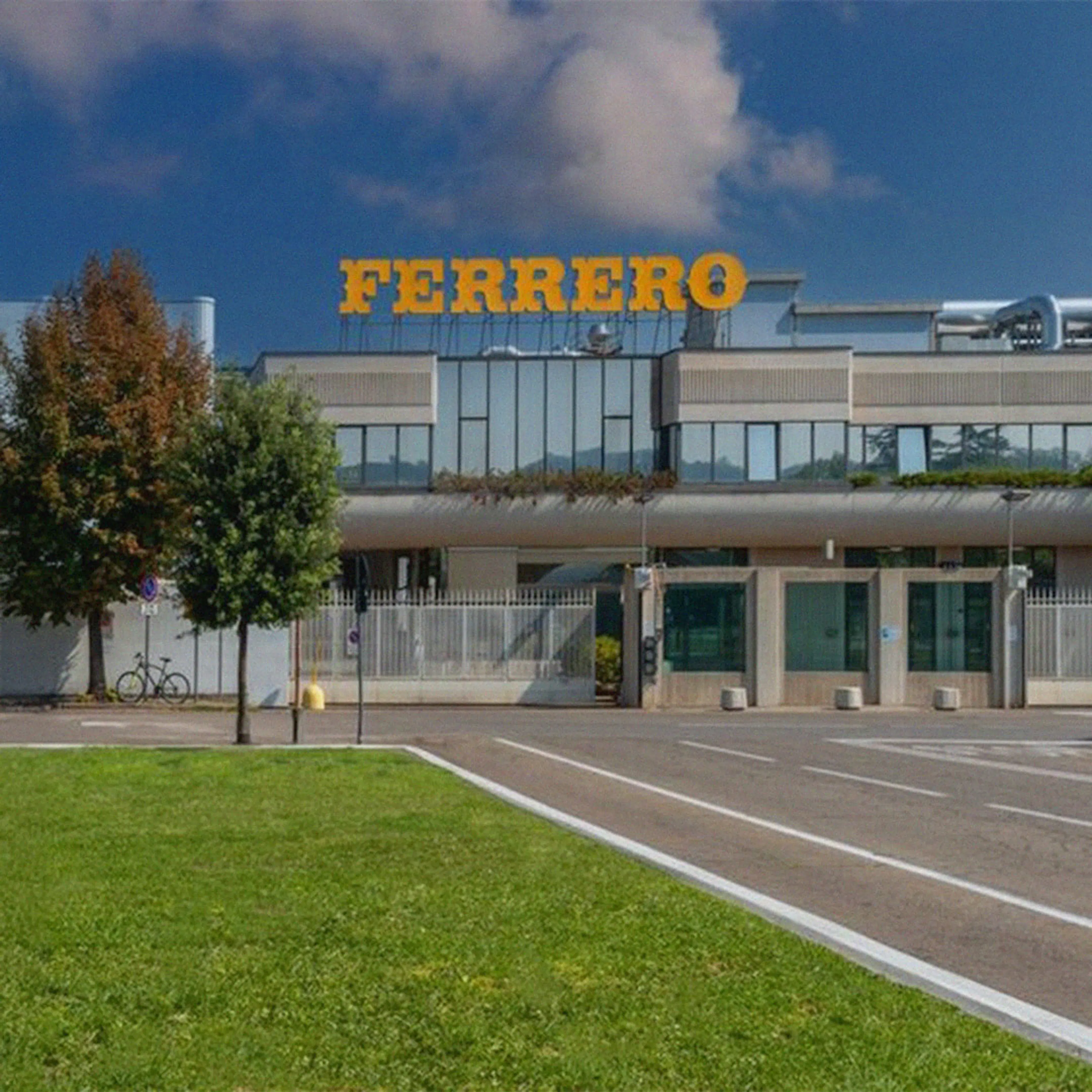 Immagine della sede della Ferrero ad Alba. Spicca in alto una grande insegna con la scritta Ferrero in giallo