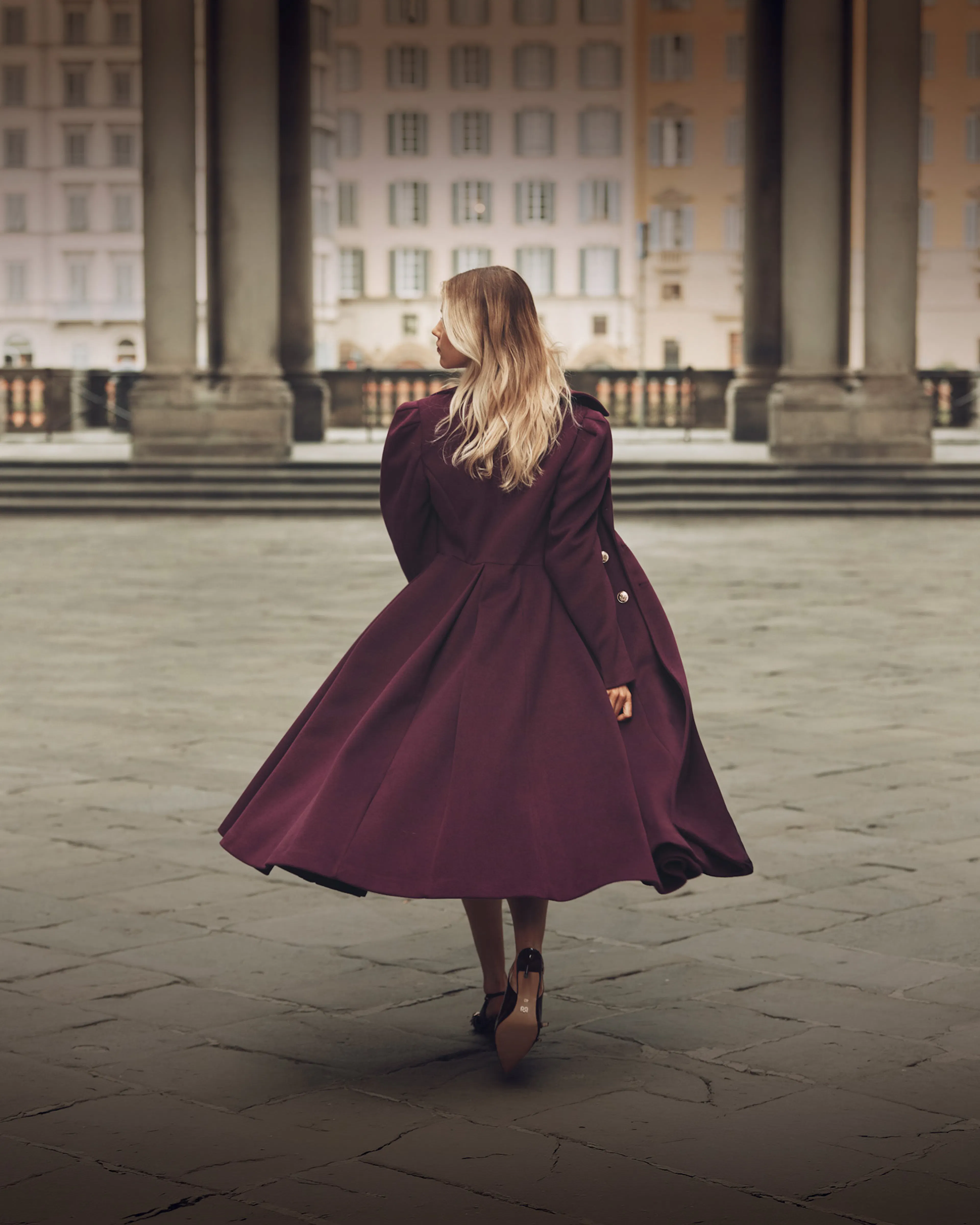 Donna di spalle vestita Rinascimento