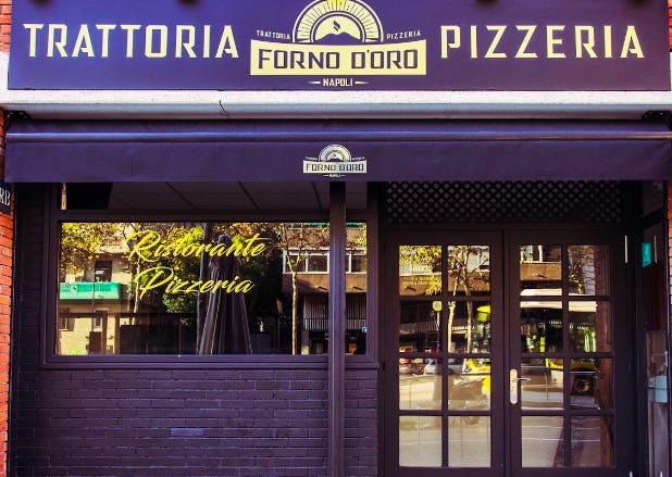 Entry to Forno d'Oro pizza shop 