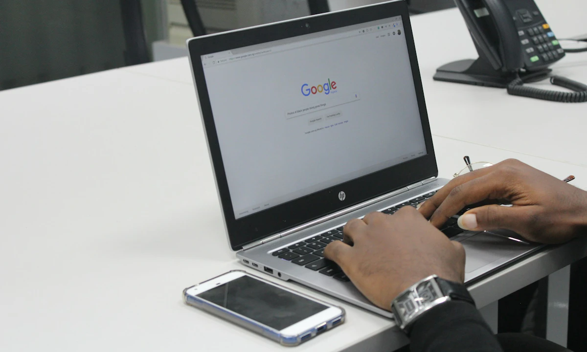 Pessoa pesquisando algo no Google em seu Laptop