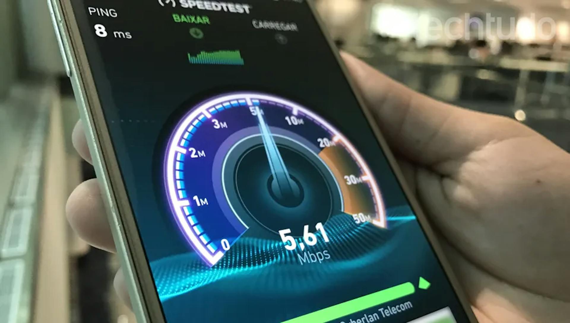 teste de velocidade na tela do celular que representa a internet rápida da claro