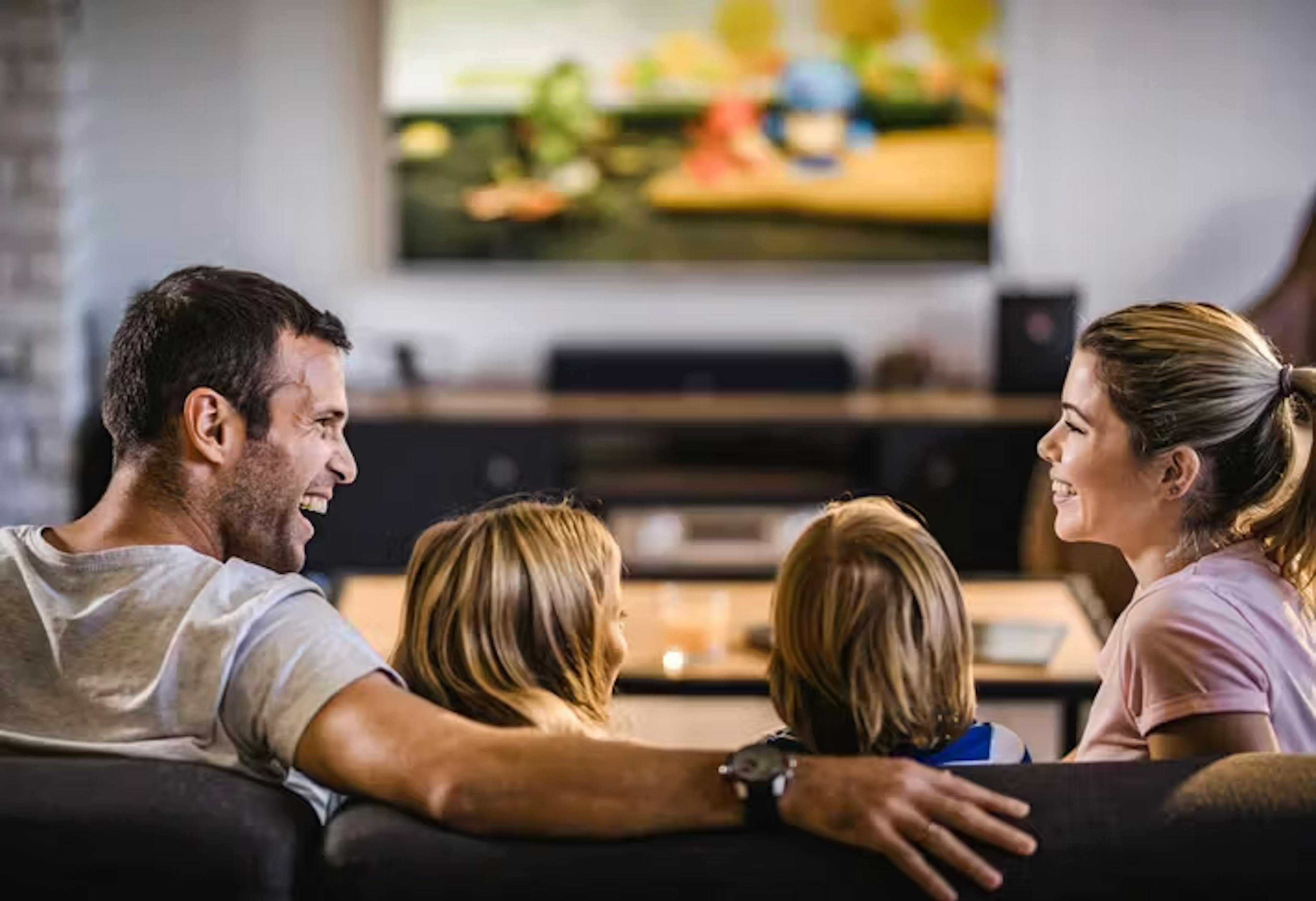 familia assistindo tv no sofá aproveitando os planos da claro tv
