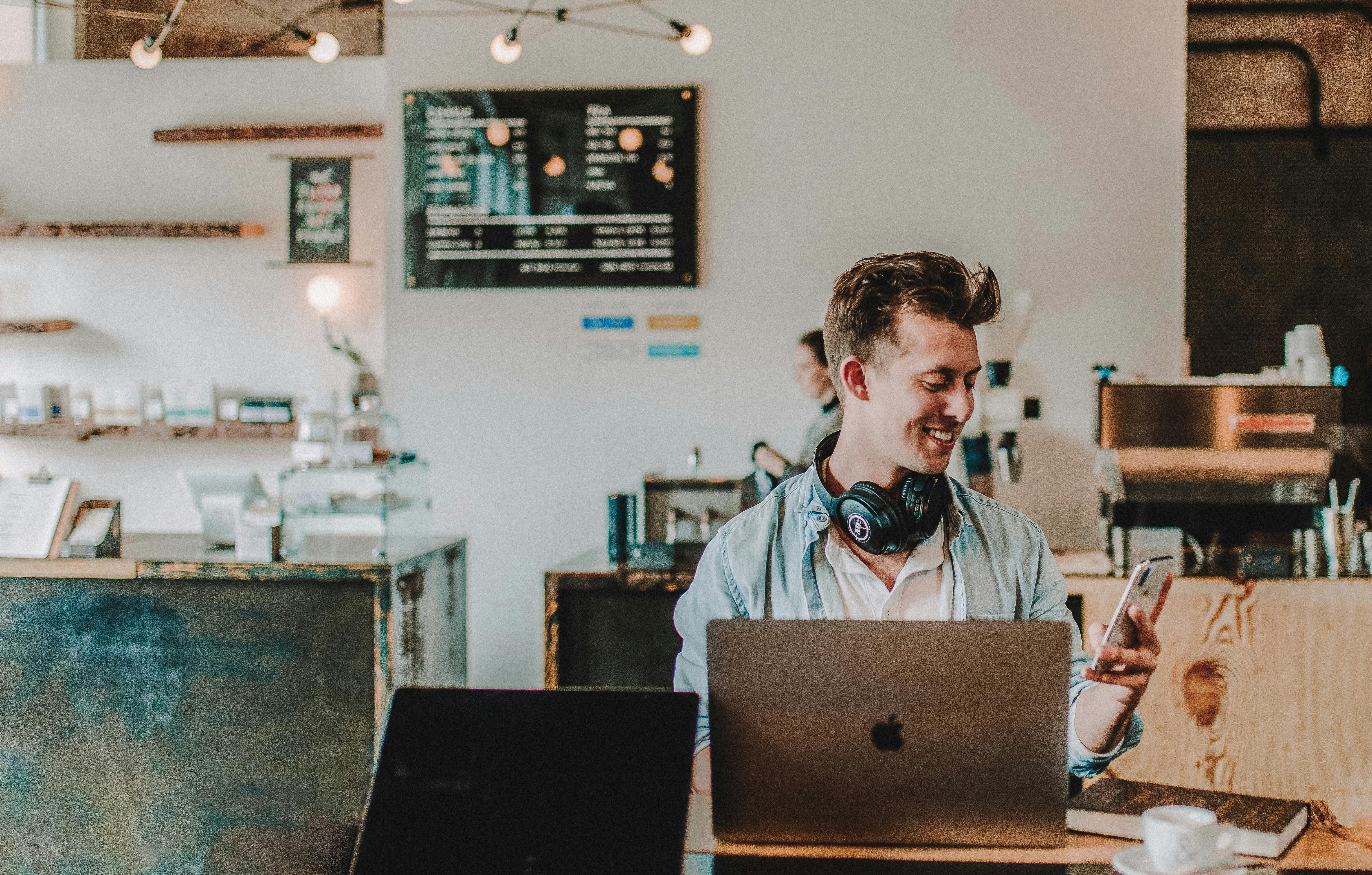 freelancer-in-een-koffietentje