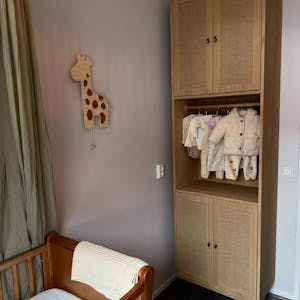 KINDERKAMER - Een kledingkast van eiken en jute voor de jongste opdrachtgeefster in Joure