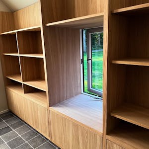Maatwerk boekenkast van geborsteld eiken geleverd in Basse. Afgewerkt met matte blanke lak voor een natuurlijke uitstraling in het interieur.