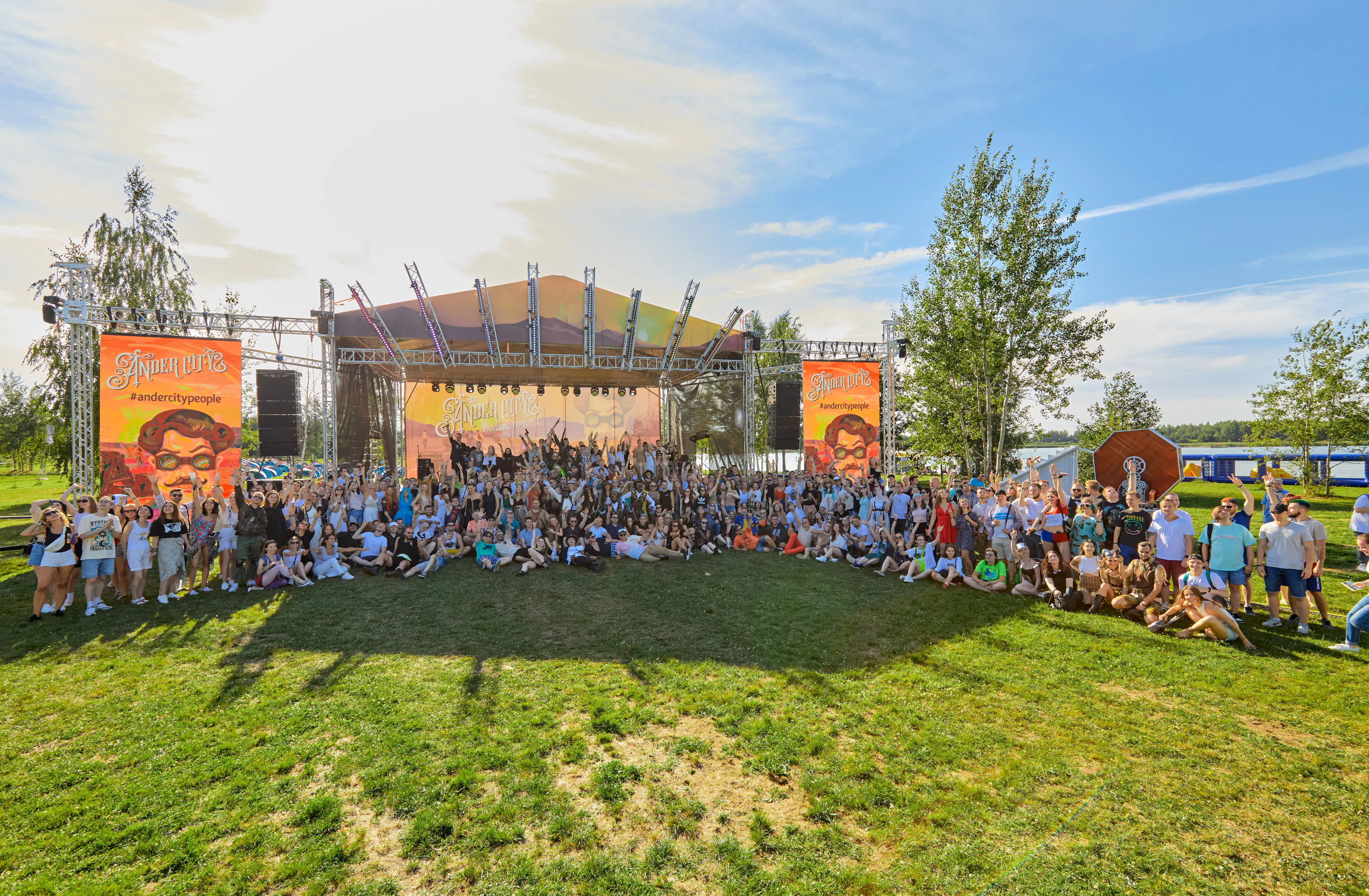 Uczestnicy Andersen Summer Festival przed plenerową sceną Ander City na słonecznym trawniku