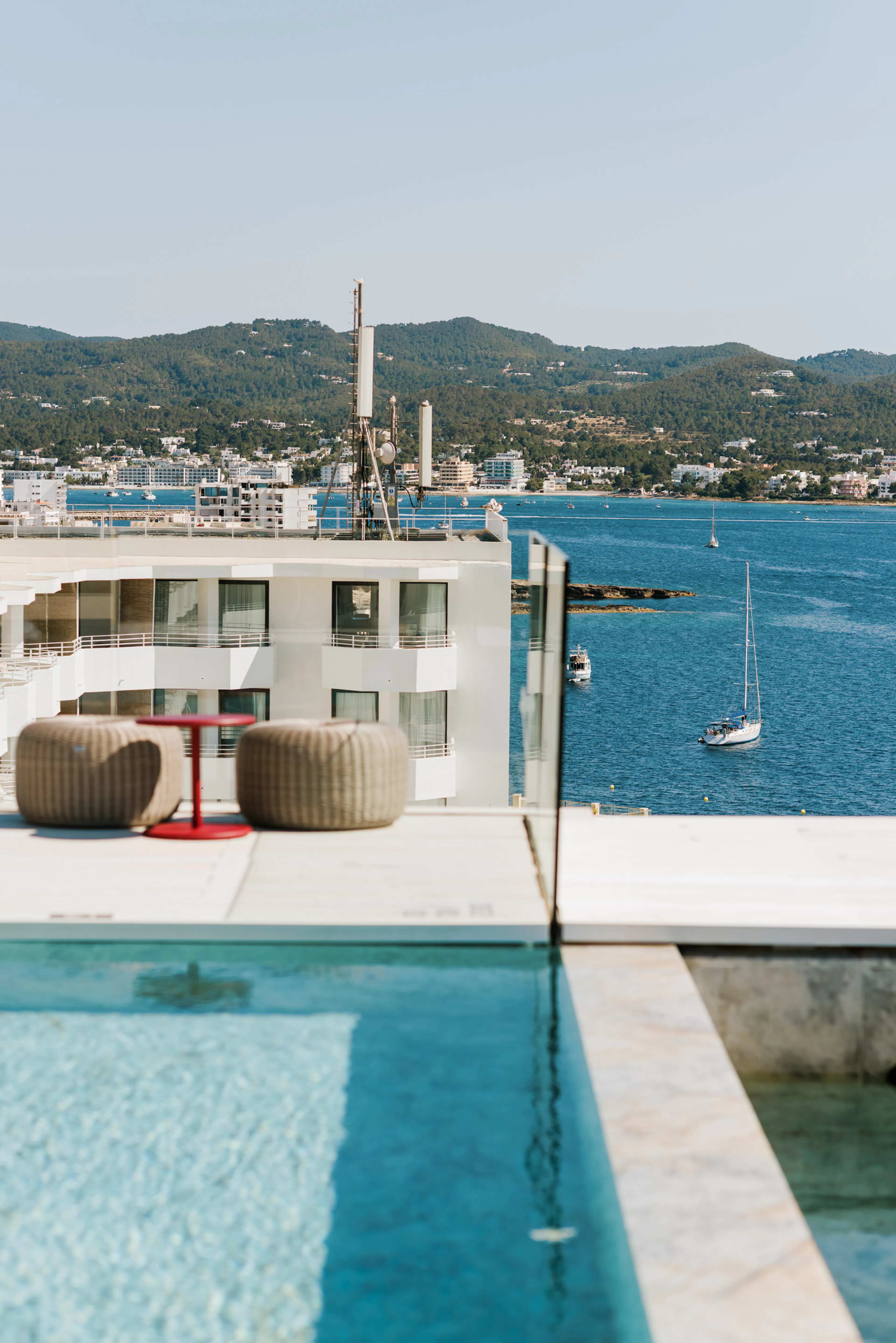 Basen na dachu 5-gwiazdkowego hotelu na Ibizie z widokiem na zatokę i jachty