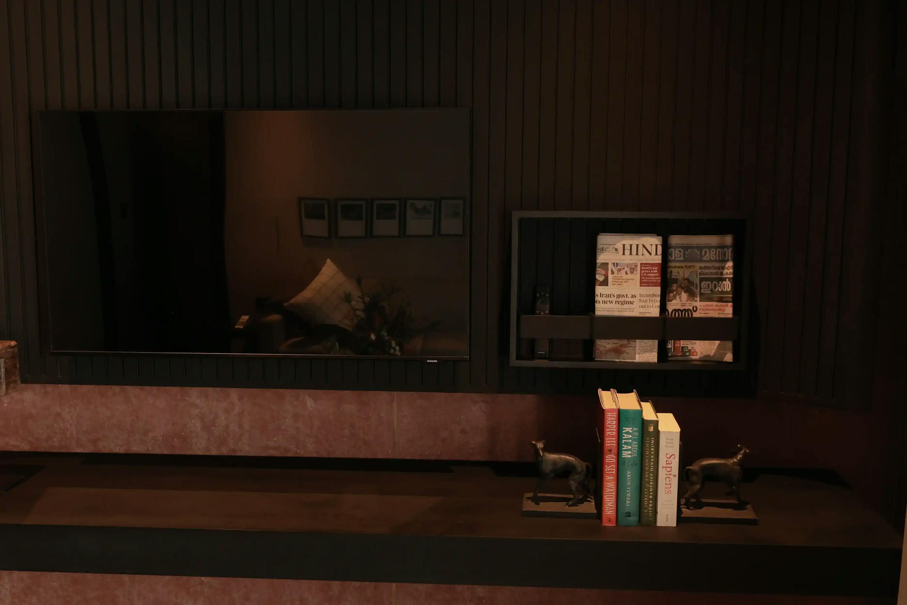 A picture of a bookshelf 