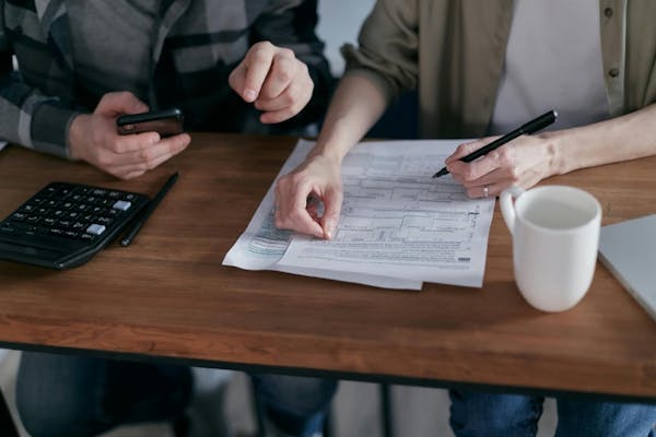 Factures et devis : différences, complémentarité et organisation