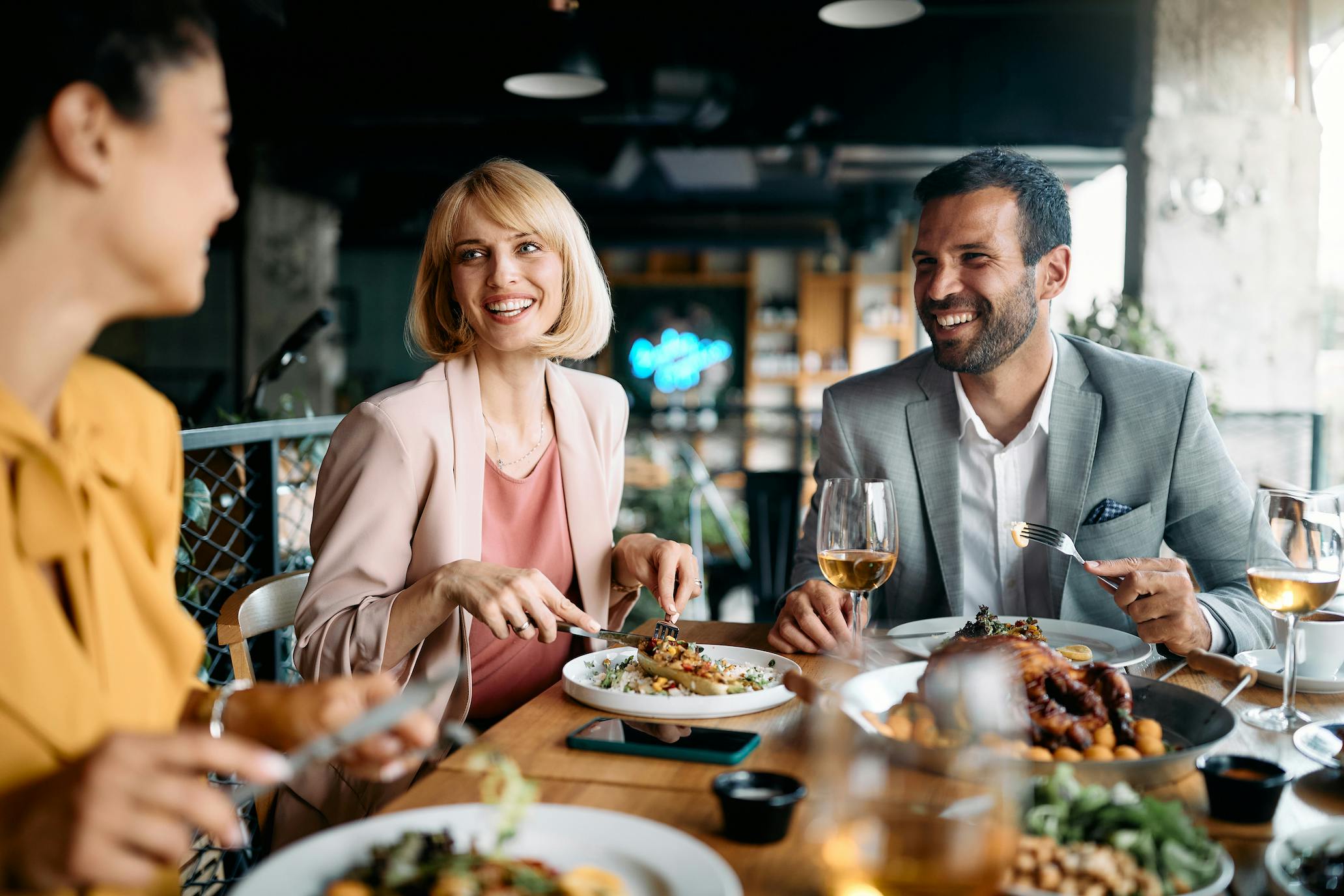 Repas d’affaires et déplacements : titres-restaurant ou note de frais ?