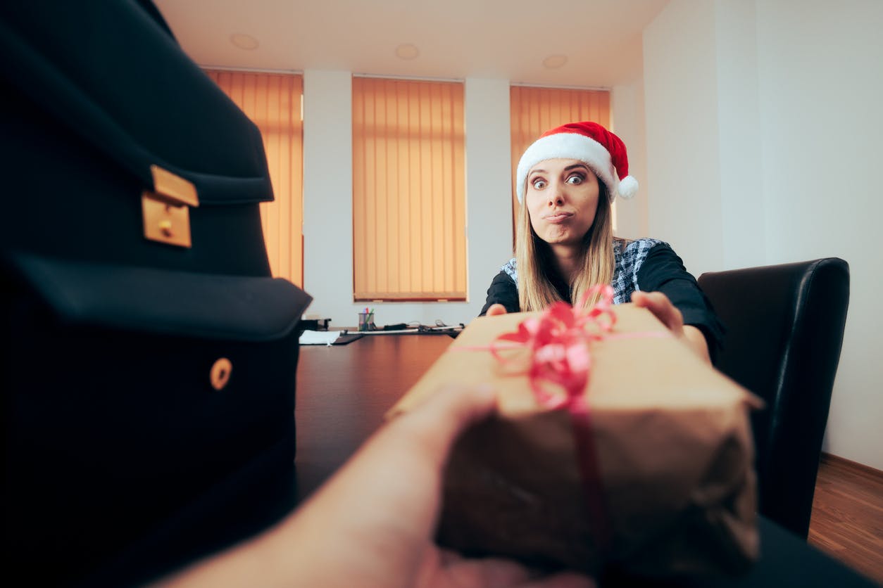 Noël au bureau ou entre amis : cadeaux-entre-nous.fr va vous faciliter  l'organisation