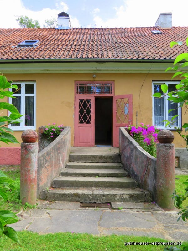 Treppe auf der Parkseite