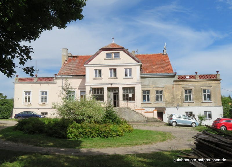 Vorderfassade mit Auffahrt