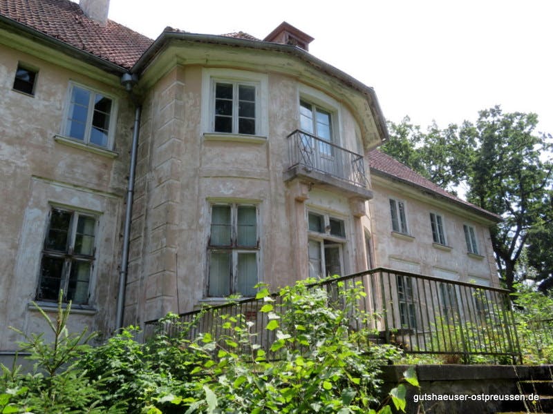 Blick von der Treppe zur Terrasse der Gartenseite