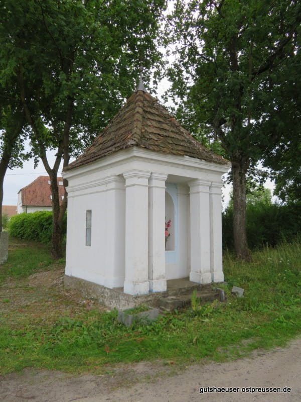 Kapelle (Blick von der Einfahrt)