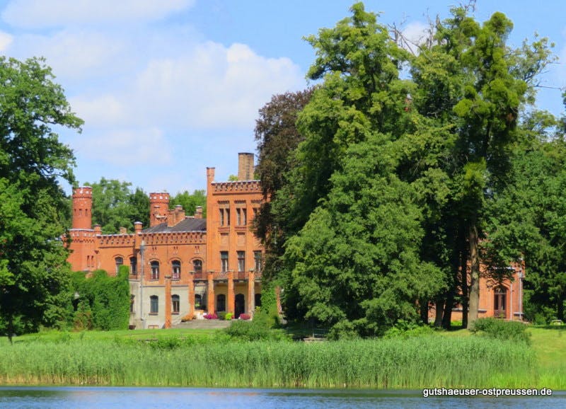 Blick vom See zur Gartenseite