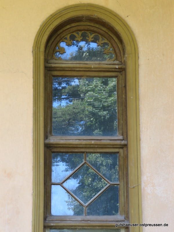 Fenster neben der Eingangstür