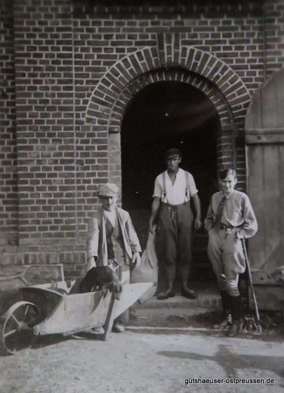 Originalfoto "Futterausgabe am Speicher" 1930