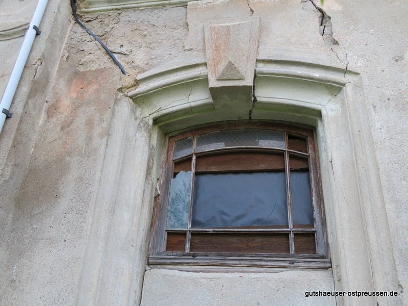 Originales Fenster neben der Eingangstür