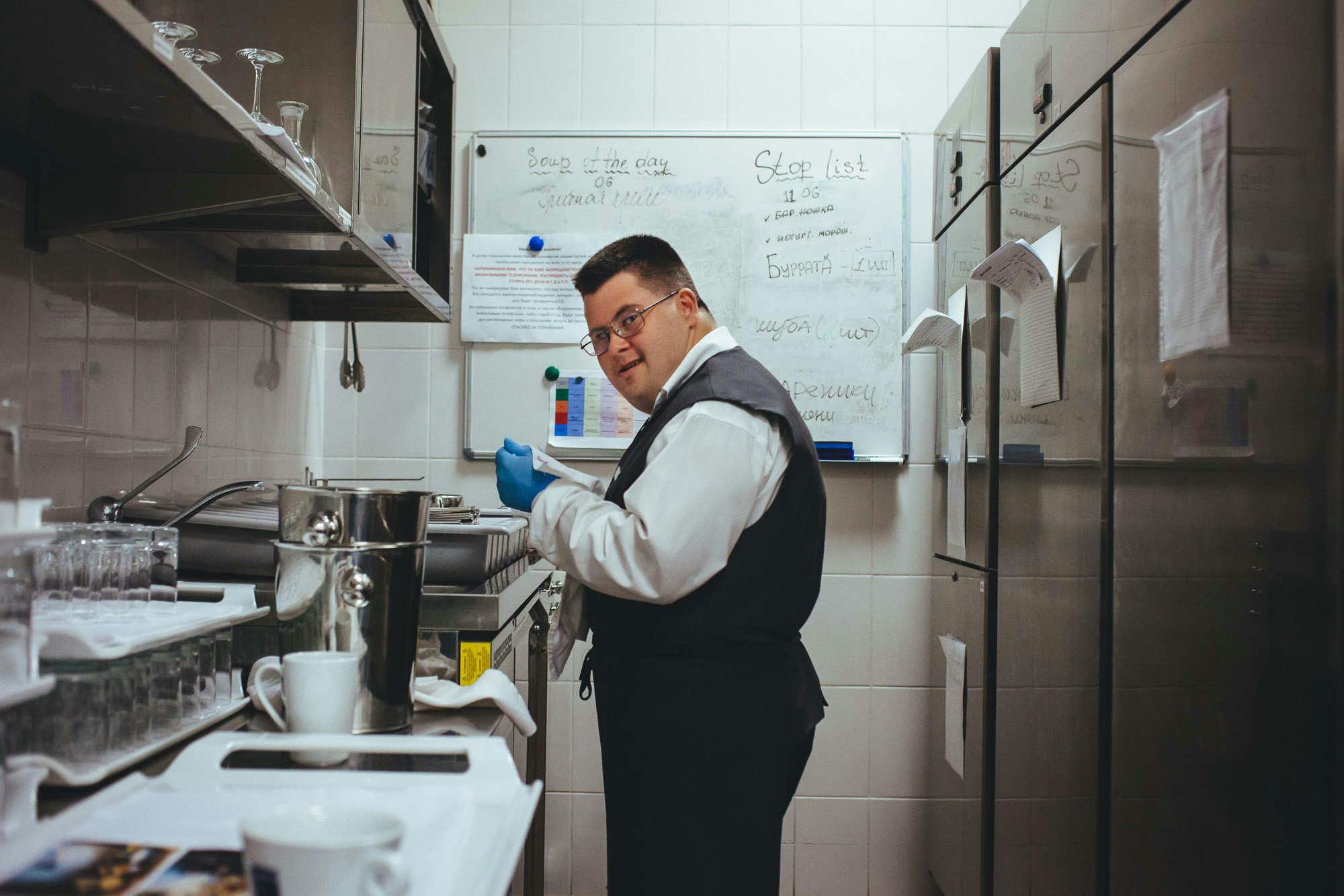 «Я&nbsp;крутой!»&nbsp;Как Василек с&nbsp;синдромом Дауна встретил свою любовь и&nbsp;сумел найти работу&nbsp;— единственный в&nbsp;Беларуси