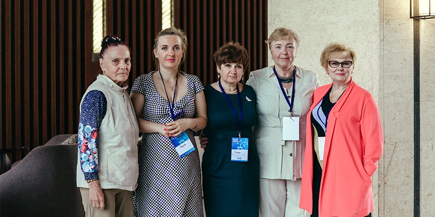 «Не хочу, чтобы мне в 55 лет указывали на лавочку». Как многодетная мама придумала трэвeл-проект «Пенсия. Небо. Самолет»