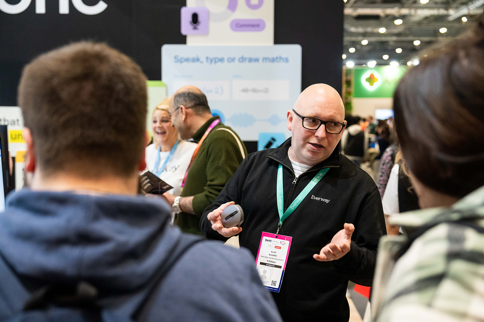 Everway colleague demonstrating a tool to a customer