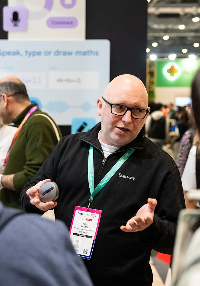 Everway colleague demonstrating a tool to a customer