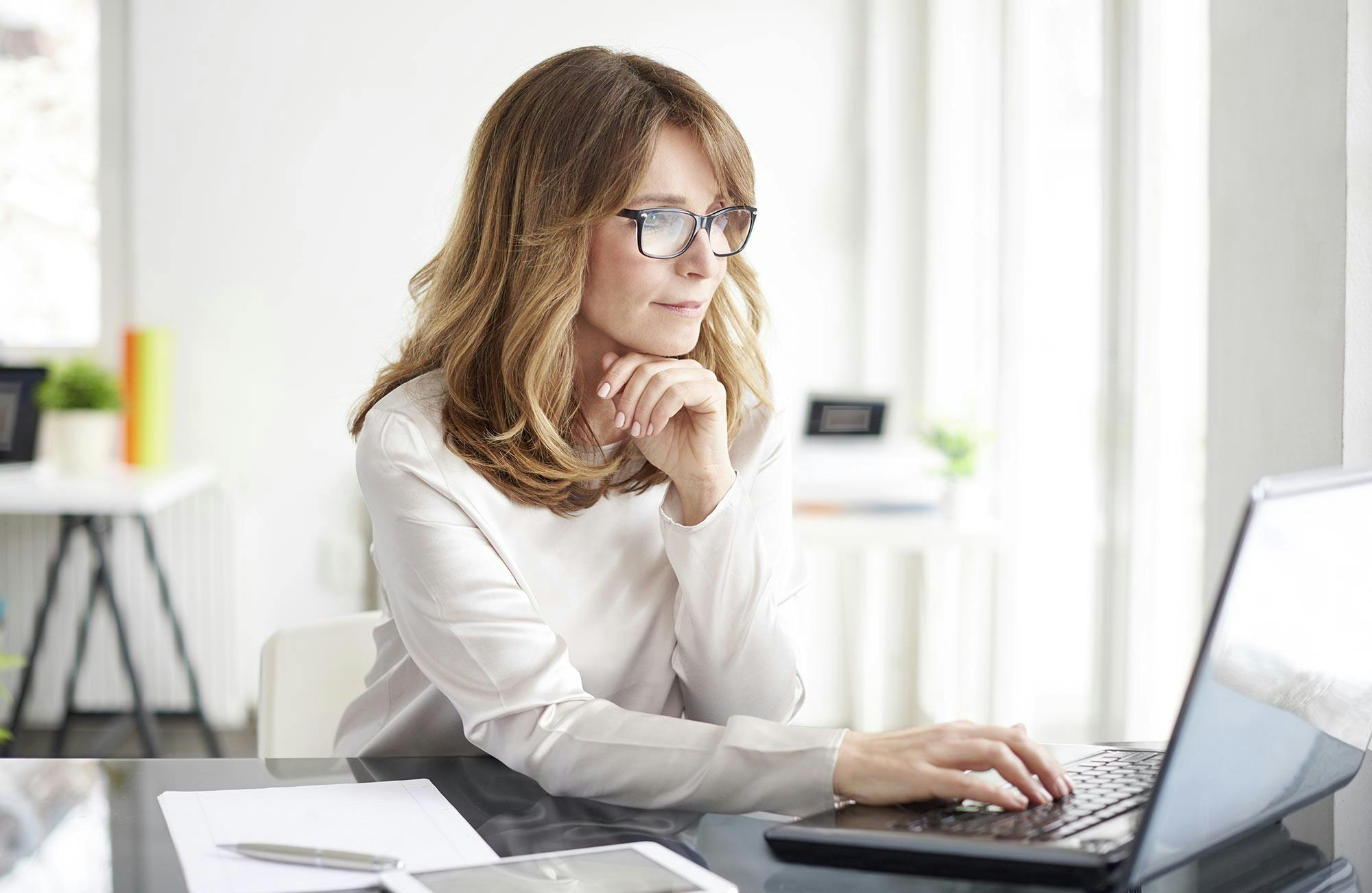 https://images.prismic.io/texthelp-website-proof/cd33f423-0fa1-422d-abee-397364fd0841_woman-laptop-focused-sm.jpg?auto=compress,format