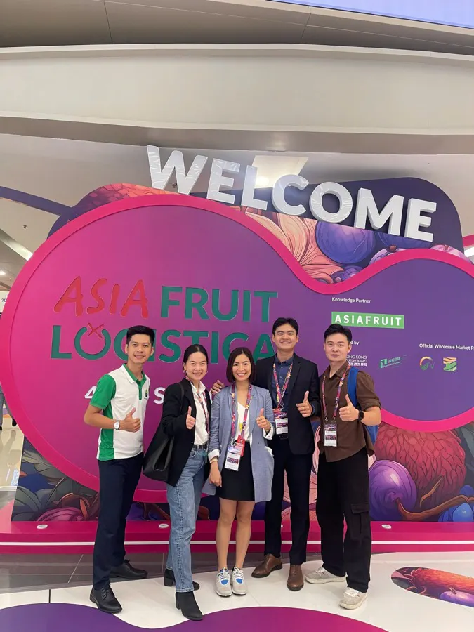 Đội ngũ TFIMEX trước cổng chào Asia Fruit Logistica, HKCEC
