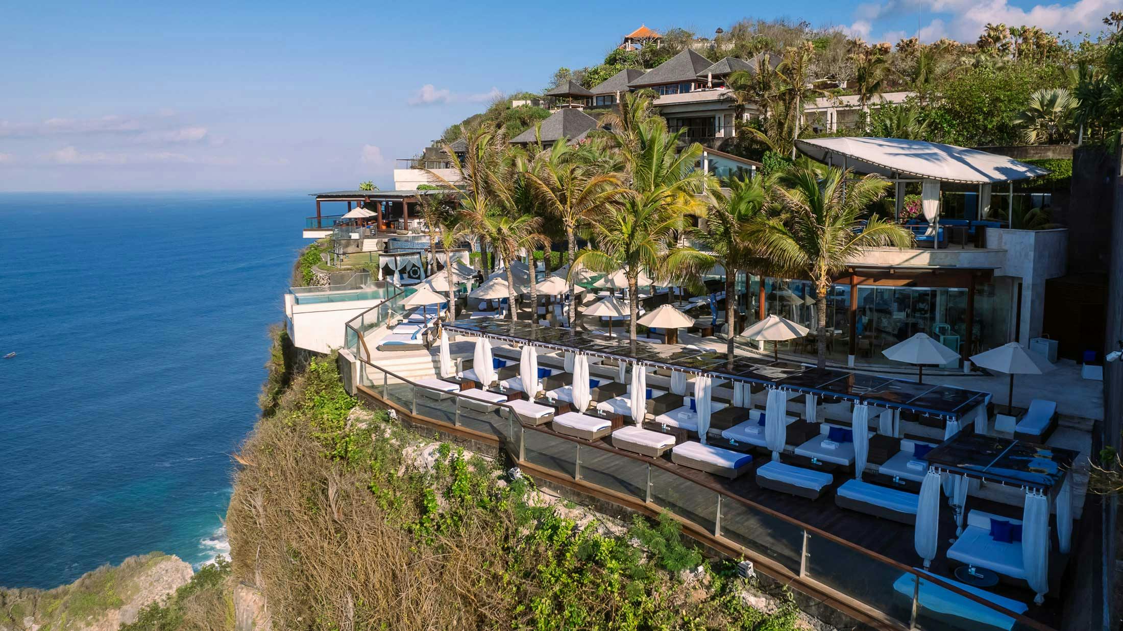 Day-club mewah di Uluwatu Bali tepat di tepi laut