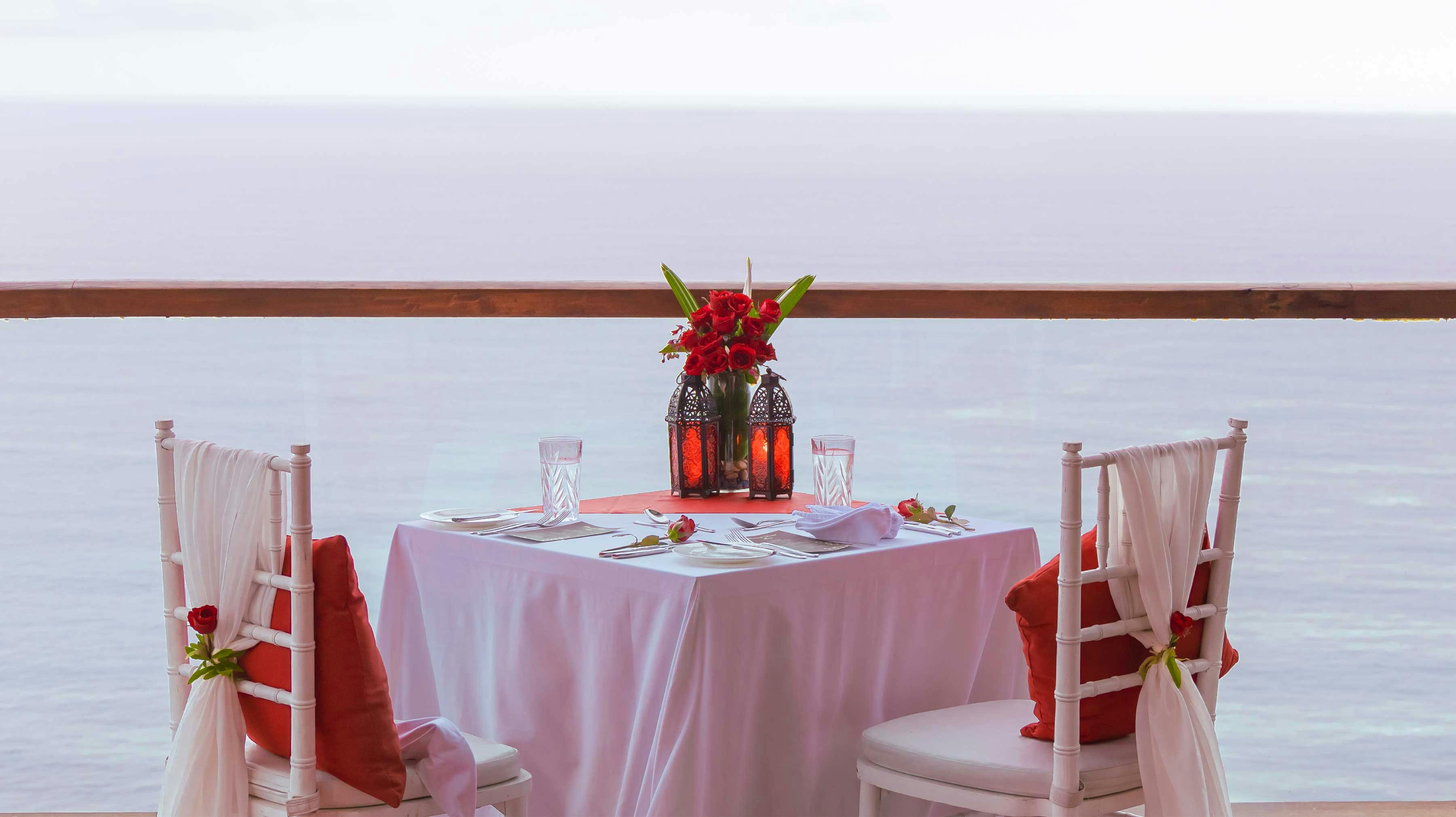 romantic dinner in bali with panoramic ocean views