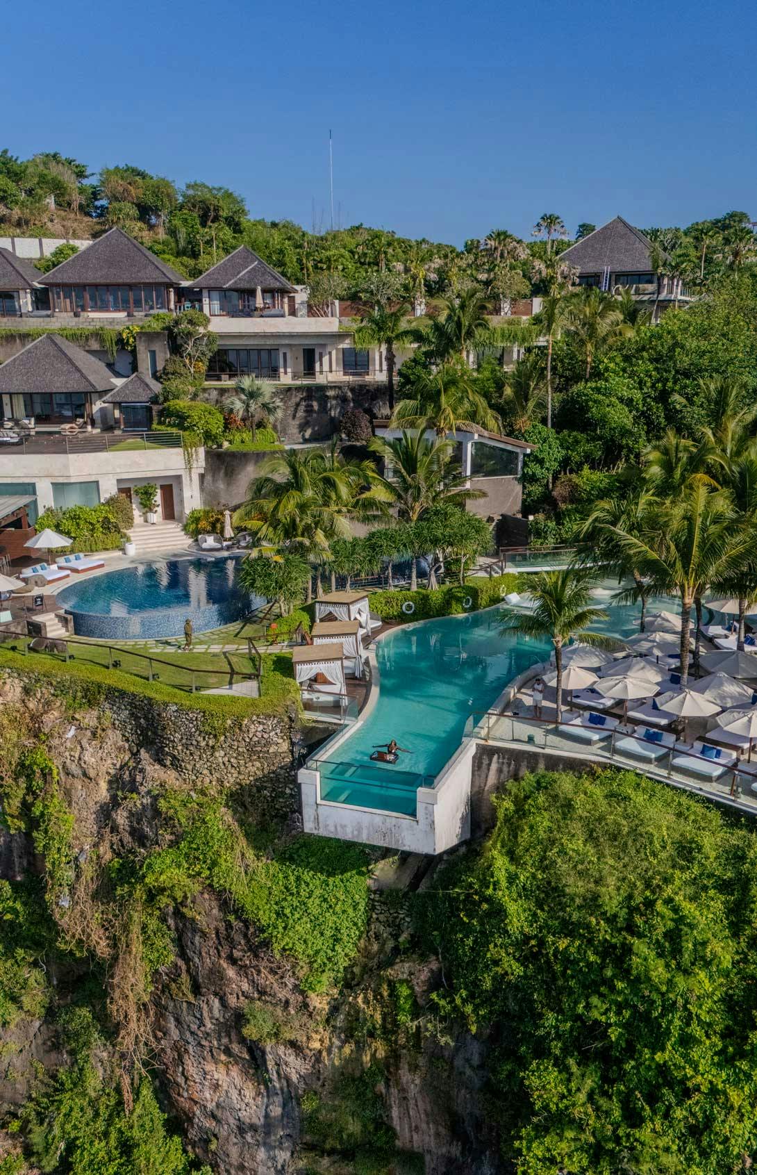 kolam langit beralas kaca di beachclub Bali