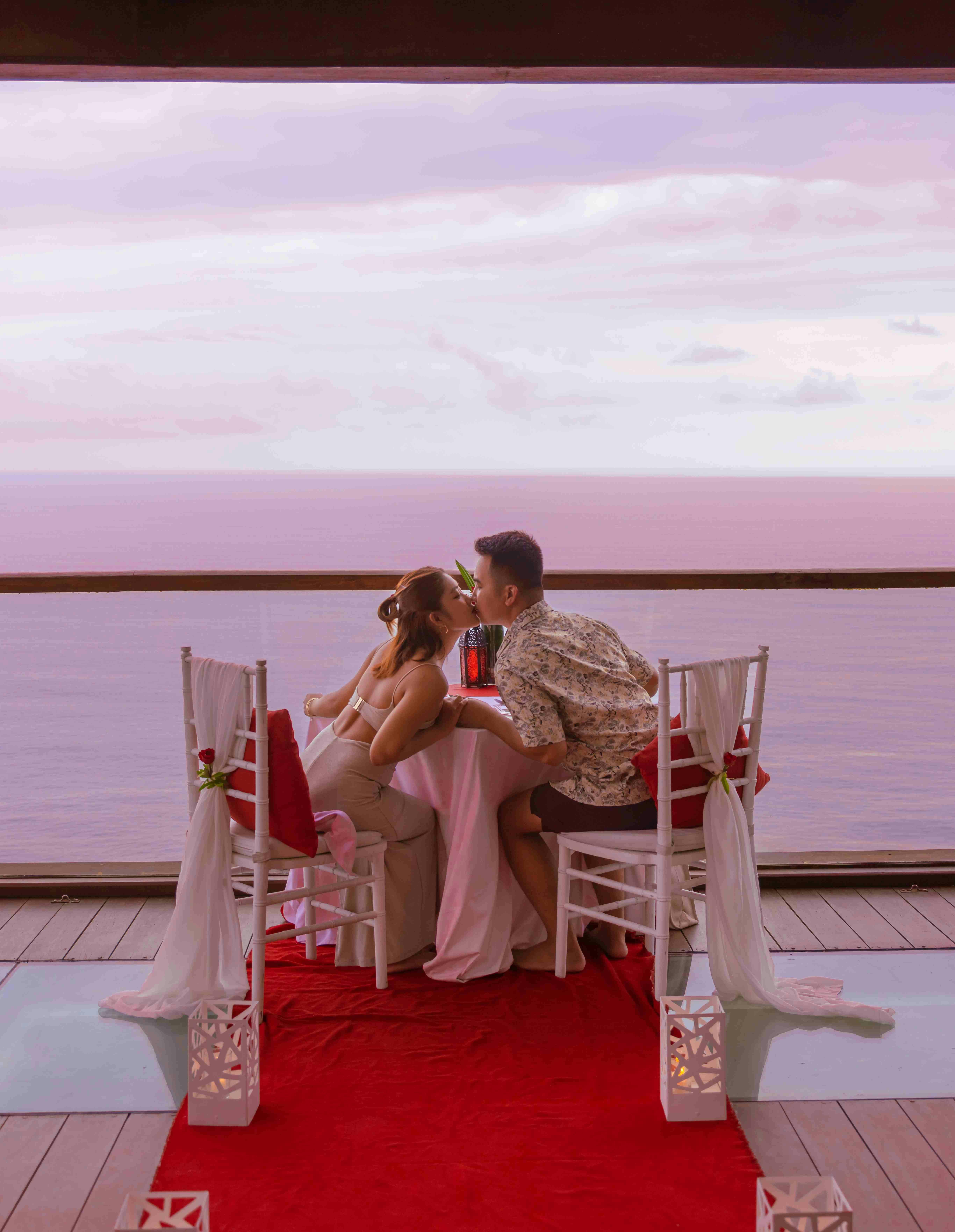 Romantic dinner at cliff bar