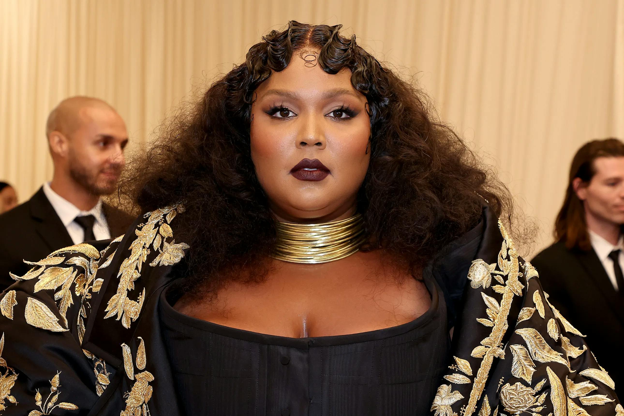 Lizzo “ Finger waves mixed with loose weave” at The Met Gala 2022