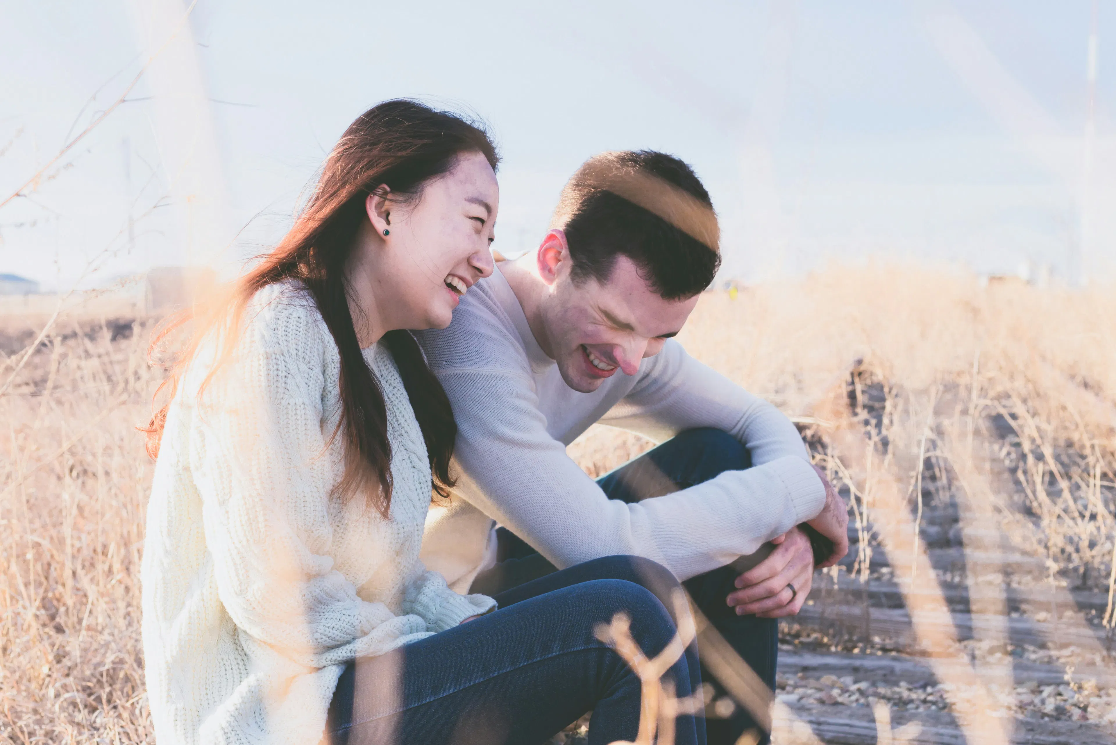 Picture of woman and man laughing in first date.