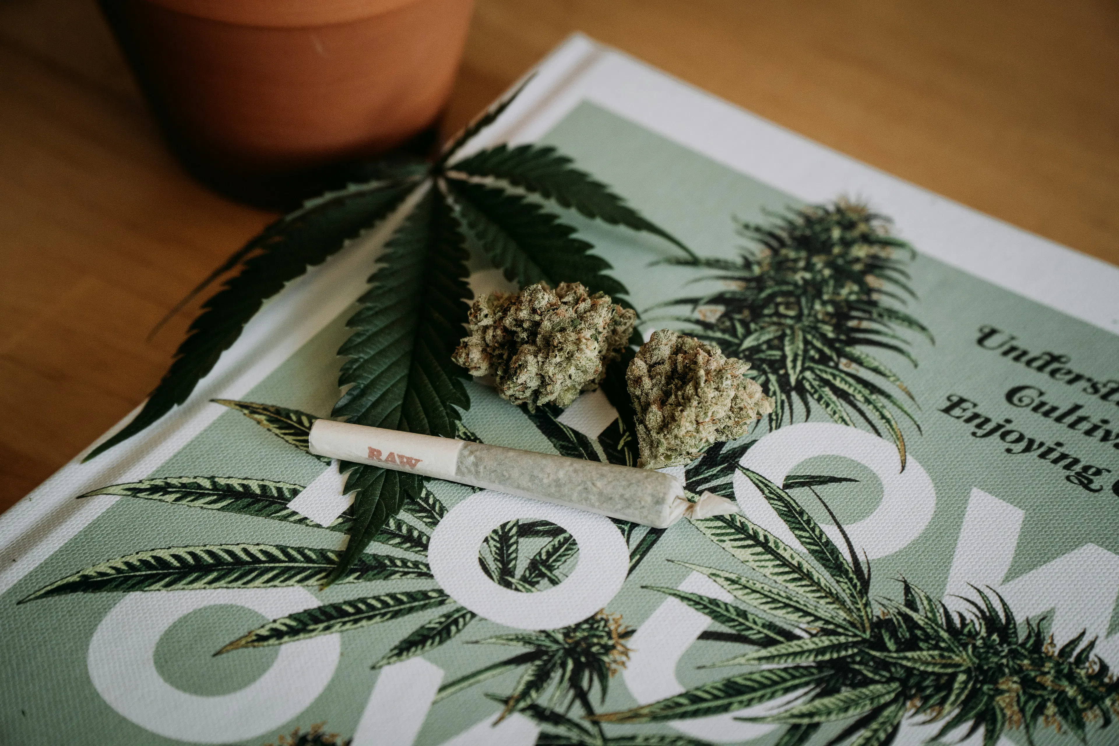 Picture of blunt and weed leafs.