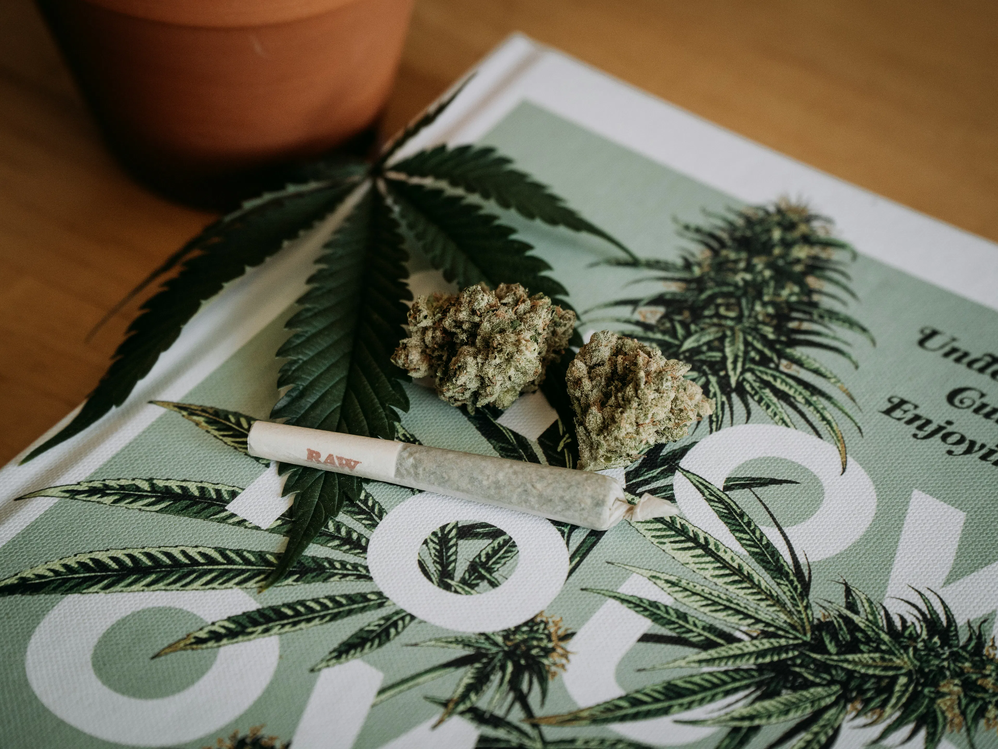 Picture of blunt and weed leafs.