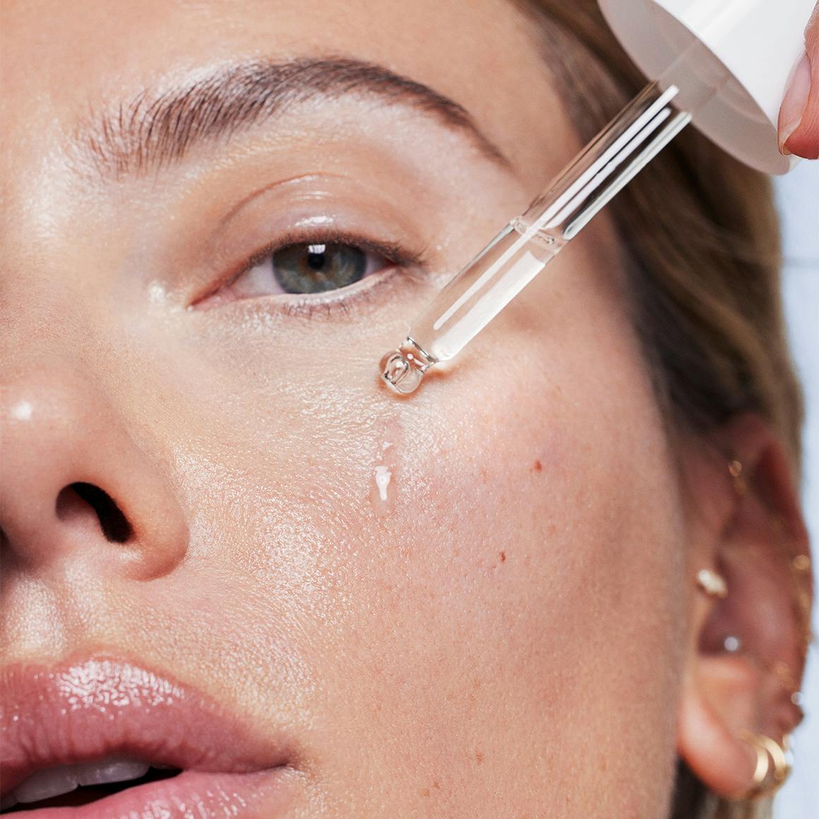 Photo of Scarlett Johansson using The Outset's ultralight moisture-boosting oil